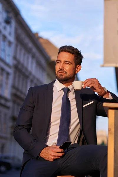 Jovem empresário bebendo café — Fotografia de Stock