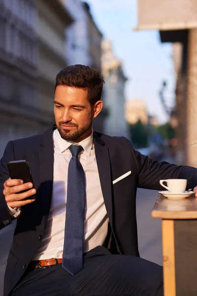 Jonge zakenman drinken koffie — Stockfoto