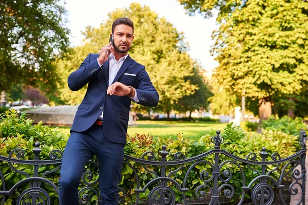 Jonge zakenman op een park — Stockfoto