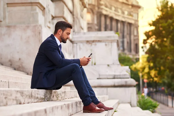 Joven hombre de negocios en las escaleras — Foto de Stock