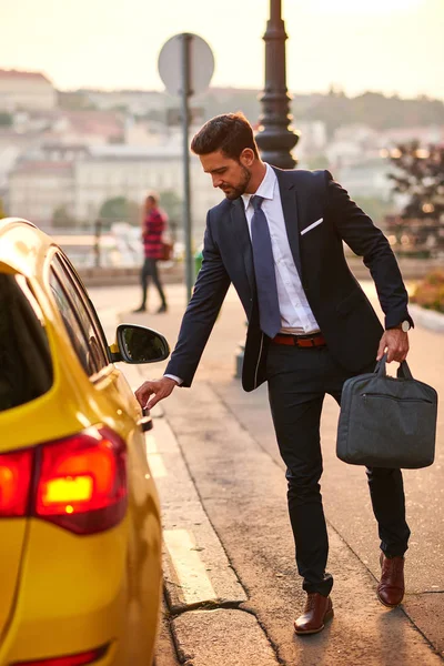 Молодой бизнесмен на такси — стоковое фото
