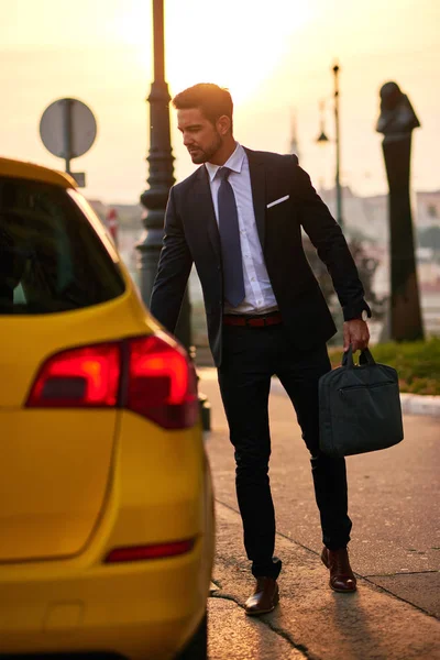 Молодой бизнесмен на такси — стоковое фото