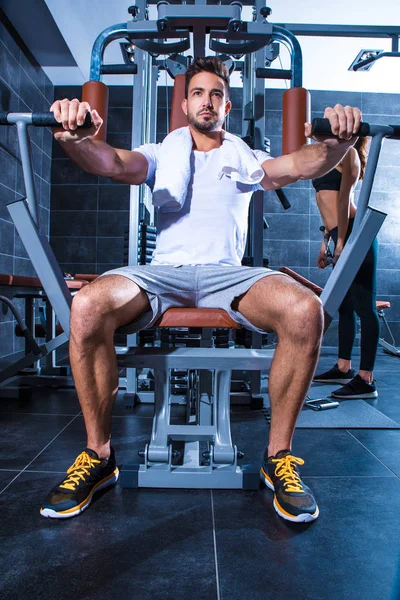 Entraînement de jeune couple dans la salle de gym — Photo