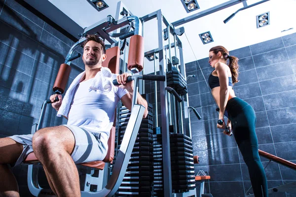 Entraînement de jeune couple dans la salle de gym — Photo