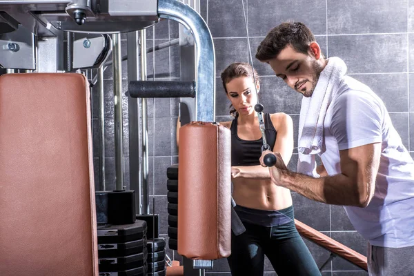 Young couple training in the Gym — Stock Photo, Image