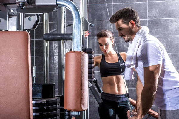 Pareja joven entrenando en el gimnasio — Foto de Stock