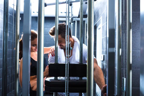 Pareja joven entrenando en el gimnasio — Foto de Stock