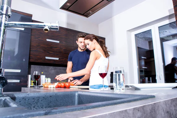 Hermosa pareja joven en la cocina —  Fotos de Stock