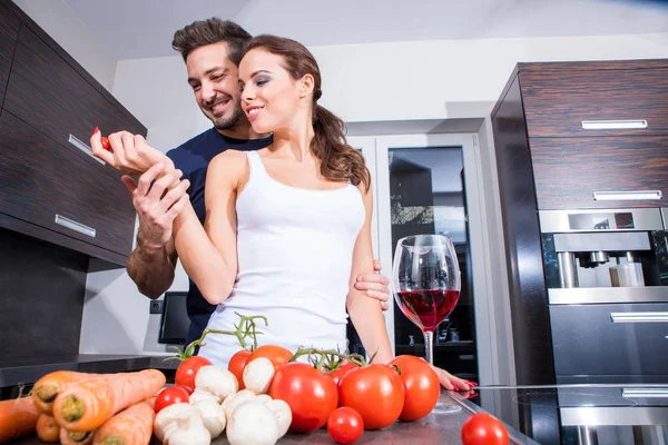 Hermosa pareja joven en la cocina —  Fotos de Stock