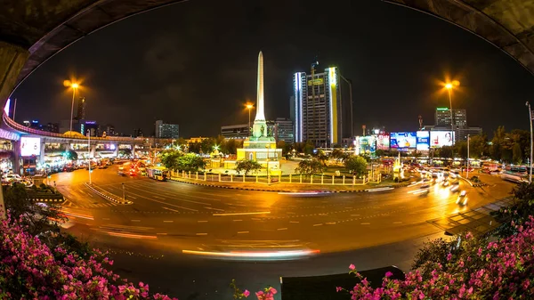 Victory monument i Bangkok på natten — Stockfoto