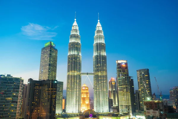 Vista noturna sobre as torres gêmeas Petronas em Kuala Lumpur — Fotografia de Stock