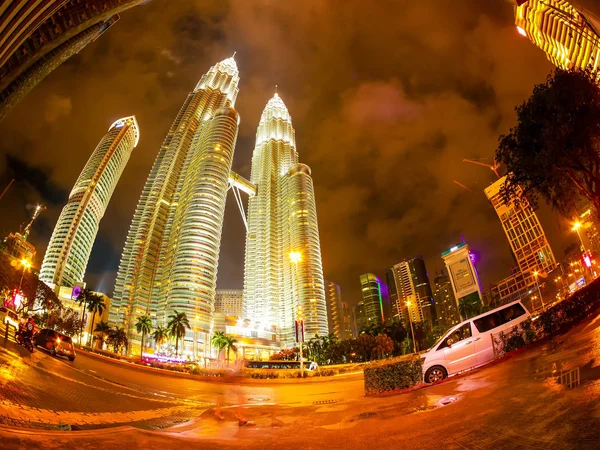 Les tours jumelles Petronas à Kuala Lumpur la nuit — Photo