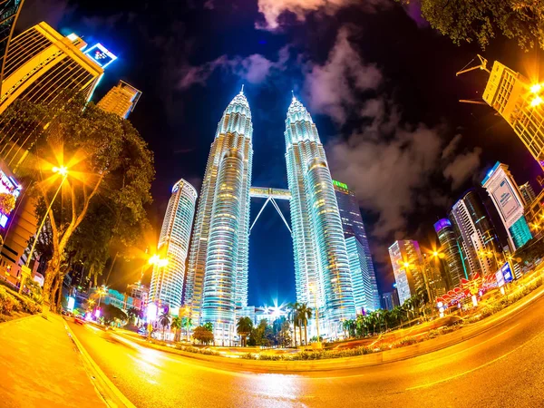 As torres gêmeas Petronas em Kuala Lumpur à noite — Fotografia de Stock