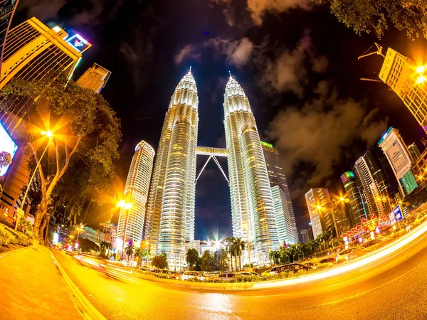 As torres gêmeas Petronas em Kuala Lumpur à noite — Fotografia de Stock