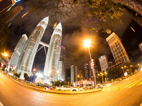 Petronas tvillingtorn i Kuala Lumpur på natten — Stockfoto