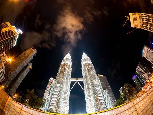As torres gêmeas Petronas em Kuala Lumpur à noite — Fotografia de Stock