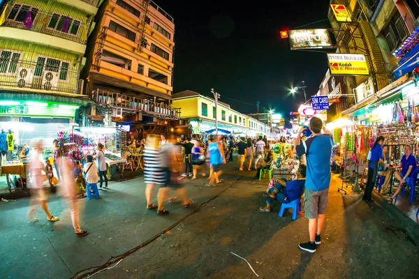 Persone nella Khao San Road di notte — Foto Stock