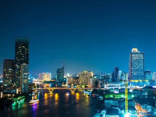 Skyline över Bangkok på kvällen — Stockfoto