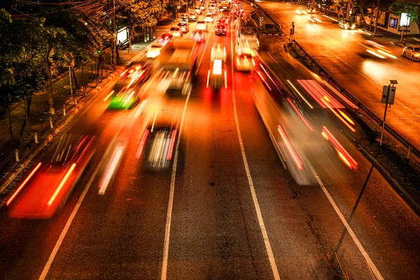 Bangkok'ta gece trafik — Stok fotoğraf