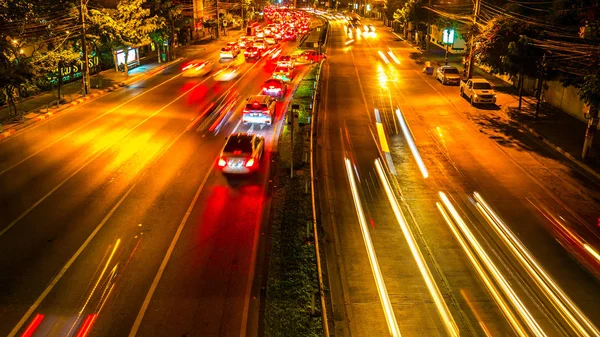 Bangkok'ta gece trafik — Stok fotoğraf