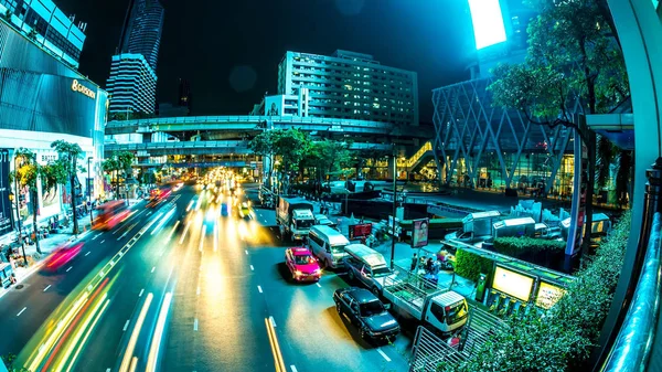 Trafiken i Bangkok på natten — Stockfoto