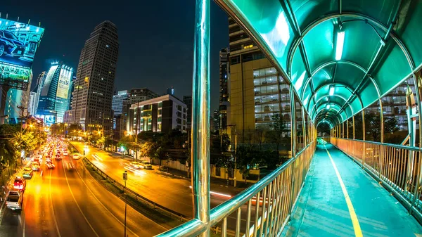 Trafiken i Bangkok på natten — Stockfoto