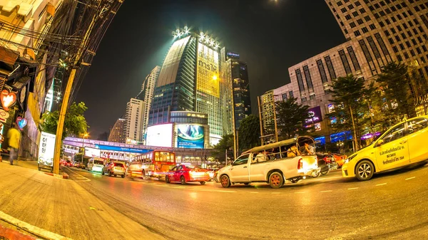 Trafiken i Bangkok på natten — Stockfoto