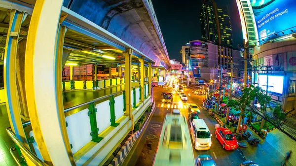 Färgglada footbridge i Bangkok på natten — Stockfoto