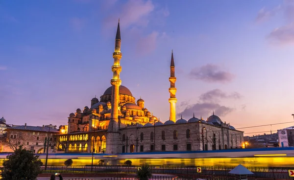 Vista de la mezquita Yeni Cami en Estambul — Foto de Stock
