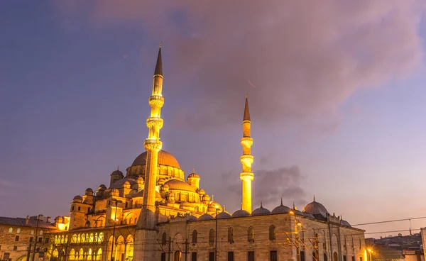 Vista de la mezquita Yeni Cami en Estambul — Foto de Stock