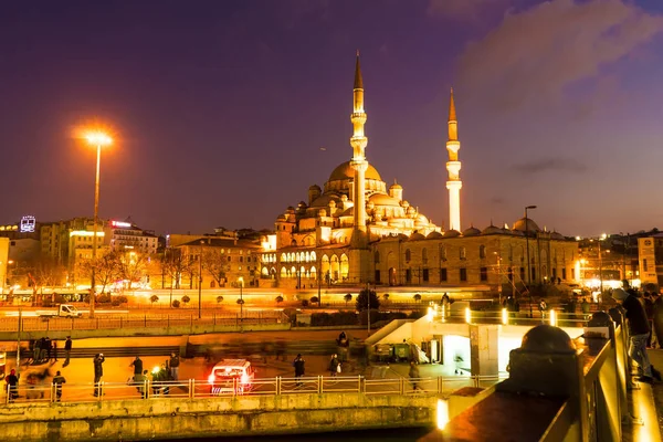 Vista de la mezquita Yeni Cami en Estambul — Foto de Stock