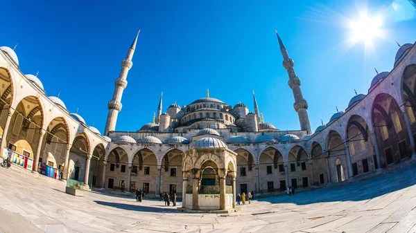 Вид на голубой фасад в Стамбуле — стоковое фото