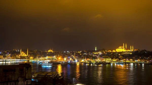 Panorama de Estambul por la noche — Foto de Stock