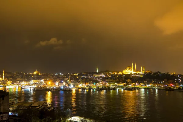 Panorama de Estambul por la noche — Foto de Stock