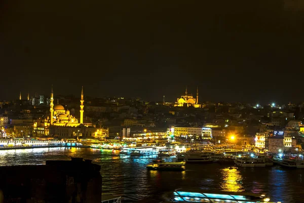 Panorama de Estambul por la noche — Foto de Stock