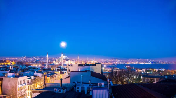 Vista de Estambul por la noche — Foto de Stock