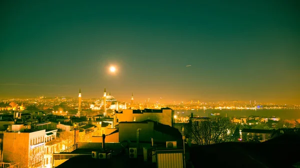 Вид на Стамбул ночью — стоковое фото
