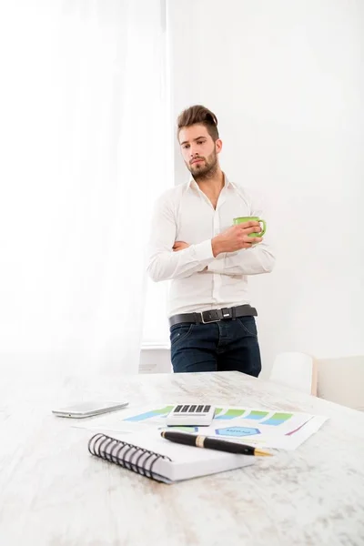 Un joven adulto en casa bebiendo café . — Foto de Stock