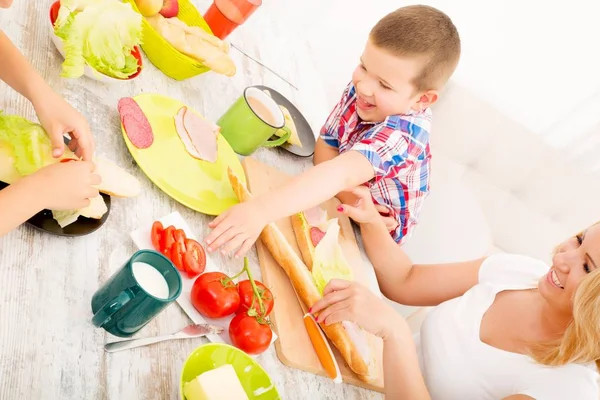 Mutter und Kinder frühstücken zu Hause — Stockfoto