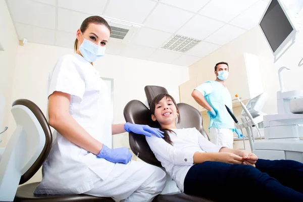 Um miúdo no dentista. — Fotografia de Stock