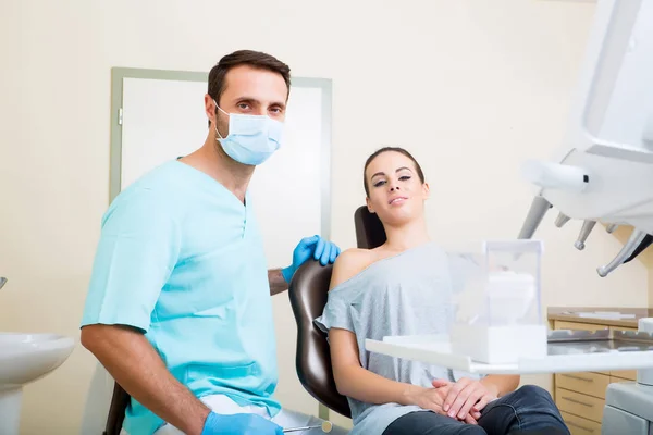 Giovane donna dal dentista — Foto Stock