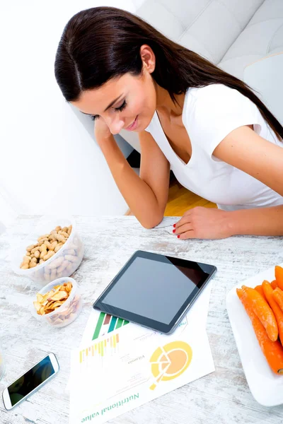 Giovane bella donna con un Tablet PC a casa — Foto Stock