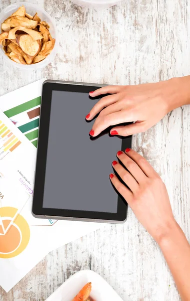 Jeune belle femme avec une tablette PC à la maison — Photo