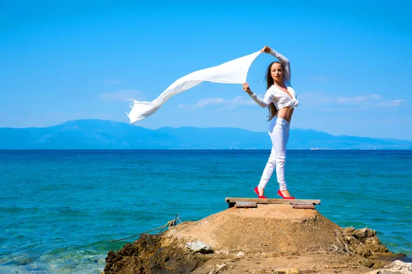 Vacker ung kvinna njuter av havet — Stockfoto