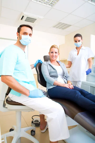 Volwassen vrouw haar checkup krijgen bij de tandarts Rechtenvrije Stockfoto's