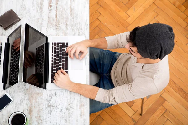 Jonge man te typen op zijn laptop — Stockfoto
