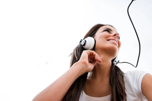 Junge schöne Frau hört Audio — Stockfoto