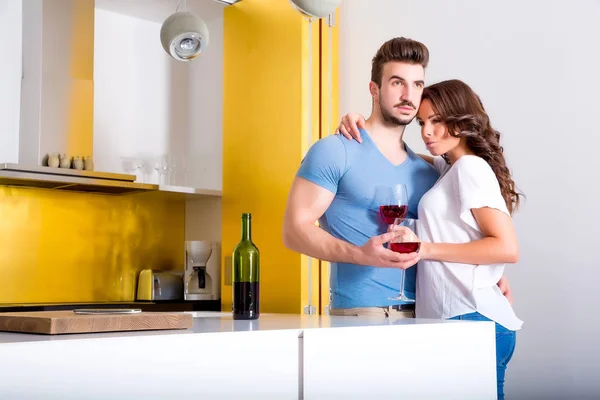 Jeune couple boire du vin dans la cuisine — Photo