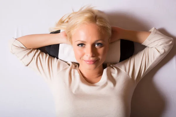 Een jonge vrouw van ontspannen in een Spa — Stockfoto