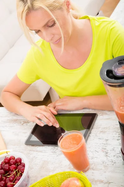 Femme mûre profiter d'un smoothie — Photo